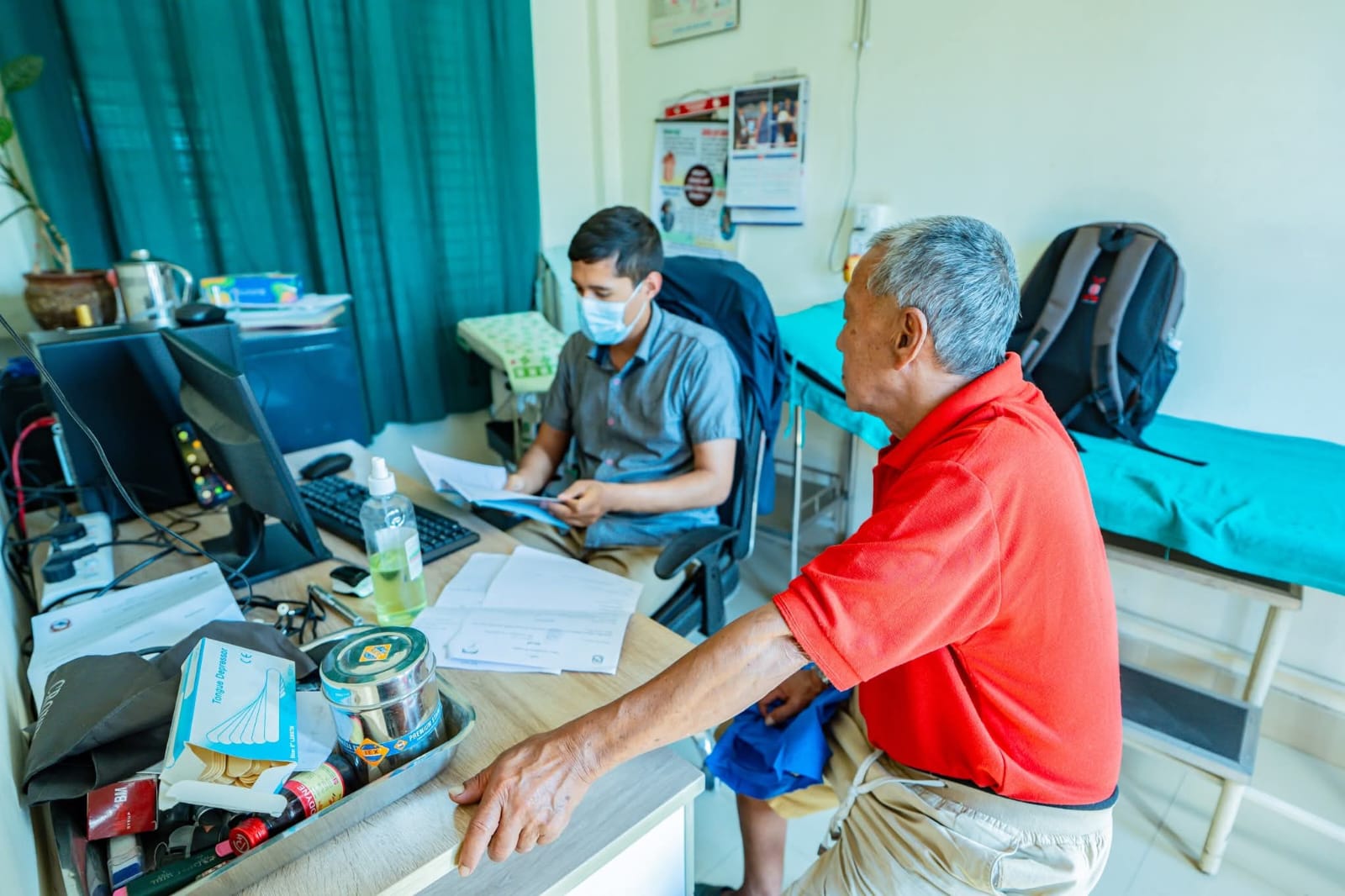 स्वास्थ्य बीमा सेवाको प्याकेजभित्रै पर्ने औषधि किन...